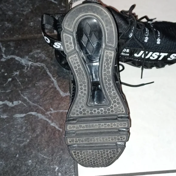 Just So So Athletic Non-Slip Shoe Womens Size EU 39 fits US Size 8 Black/White - Picture 3 of 5